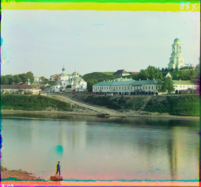 [Слева Пятницкая церковь, справа колокольня Борисоглебского собора.]
