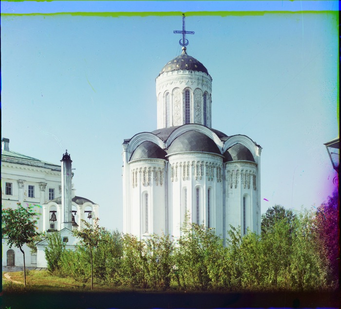 Алтарная сторона Дмитриевского собора