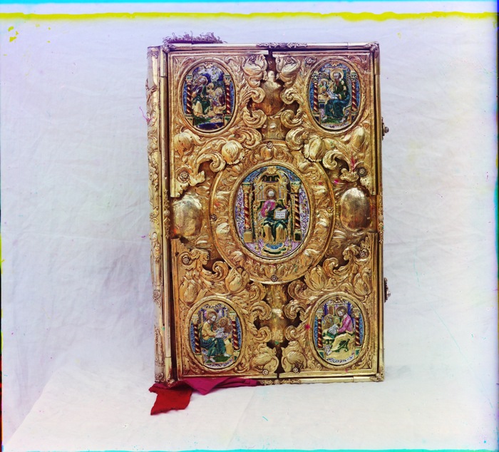 Евангелие Митрополита Ионы. В ризнице Успенского собора в Кремле