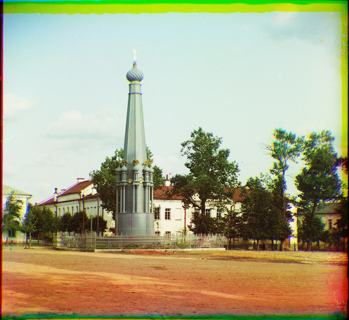 Полоцк. Памятник войны 1812 г. на площади около Николаевского собора