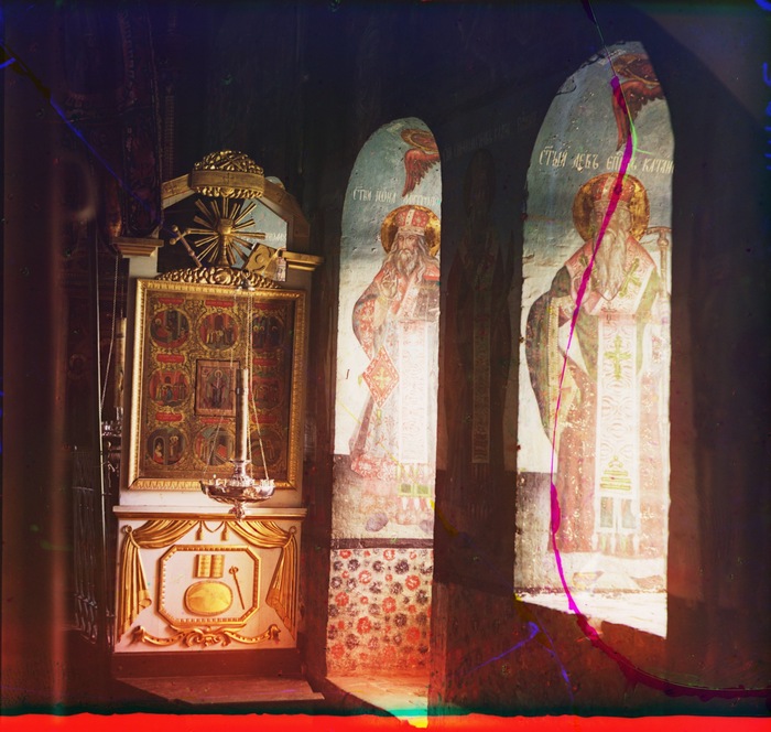 Фрески в оконных нишах и копия иконы Св. Николая Чудотворца в храме