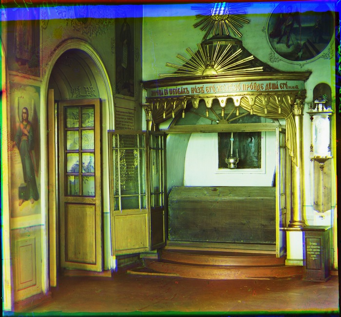 Гробница боярина Михаила Никитича Романова в с. Ныроб в зимнем соборе