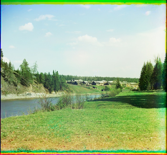 Деревня Романовка от камня Романовского (кусок камня виден направо). Снято от реки 