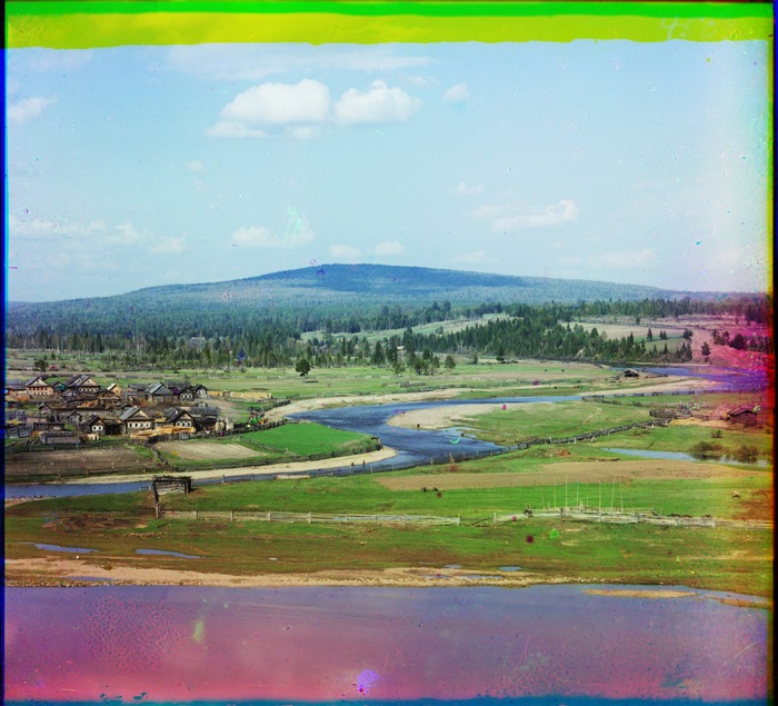 Вид на реку Дарью с камня Камешек, впадающую в р. Чусовую у дер. Заречной Утки. Вдали гора Сабик (ж. д.)