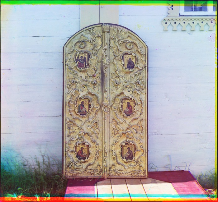 Старинные Царские врата в церкви Успения Божьей Матери