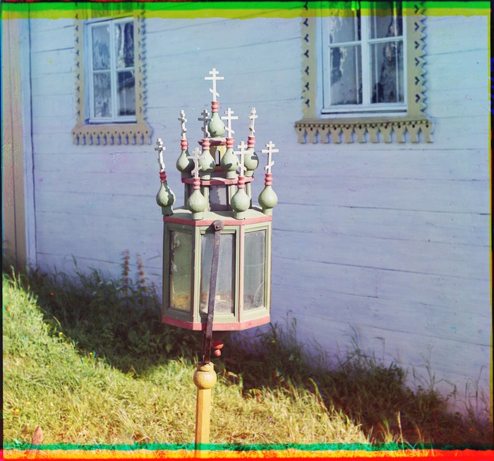 Старинный фонарь в церкви Успения Божьей Матери