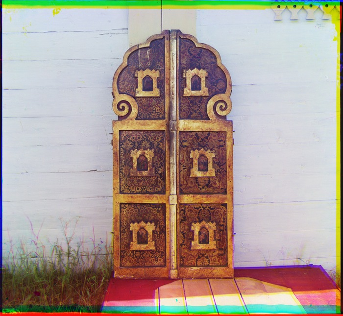 Старинные врата в церкви Успения Божьей Матери