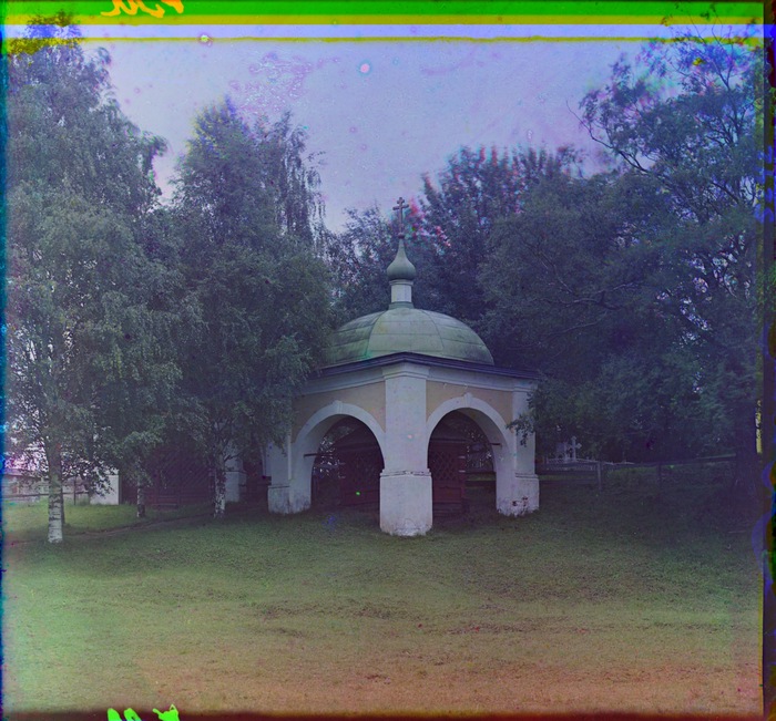 Крест и часовня, где молился Пр. Кирилл