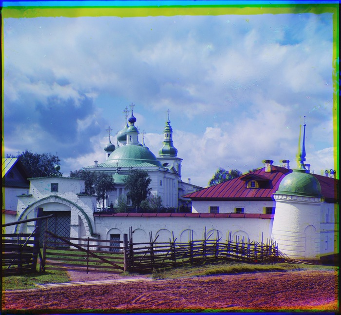 Главный собор Горицкого монастыря с дороги