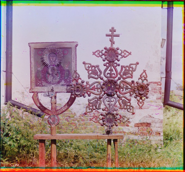 Запрестольный крест и икона в церкви Преображения Господня