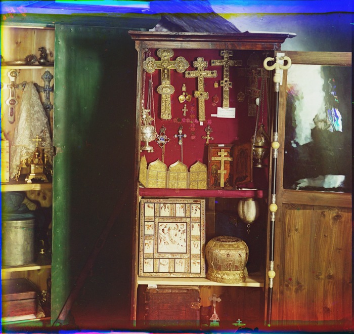 Некоторые предметы из ризницы Старицкого монастыря: митра Св. Дионисия, кадило и крест Св. Дионисия. Крест Патриарха Иова