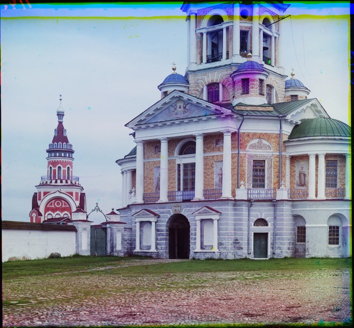 Вход в Борисоглебский мужской монастырь