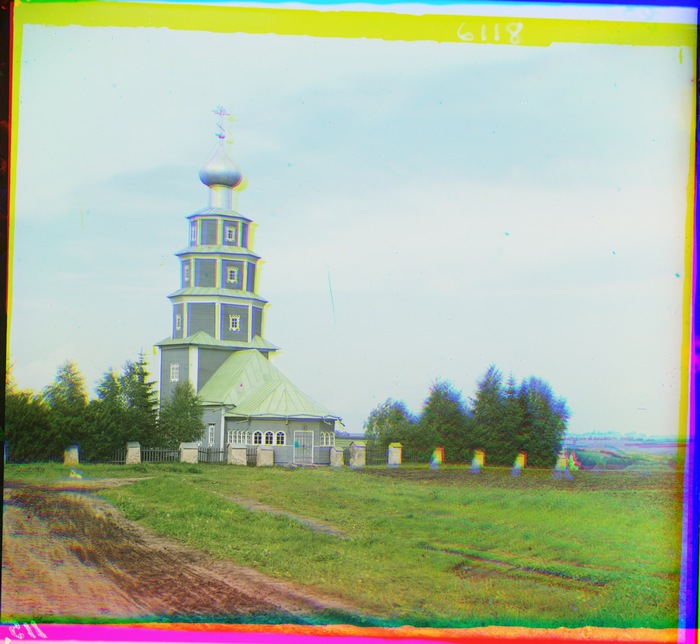 Старинная церковь Тихвинской Божьей Матери на правом берегу Тверцы