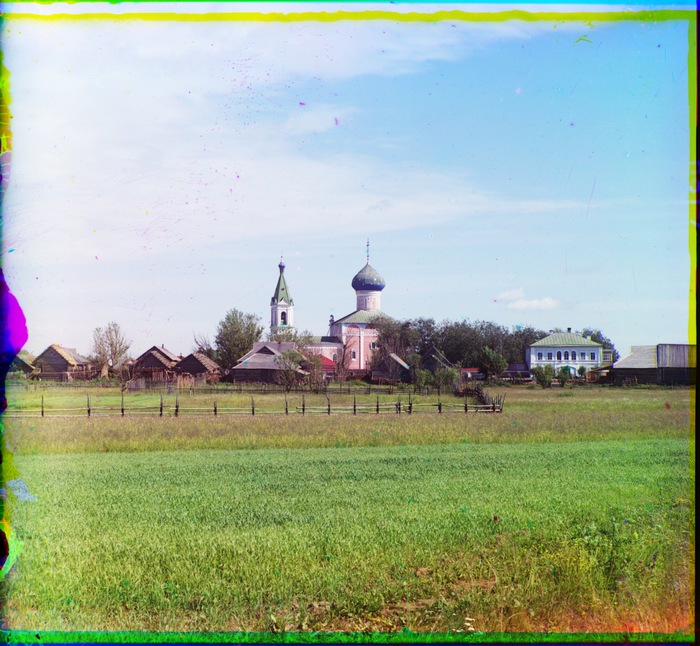 Общий вид Оршского монастыря с дороги от Волги