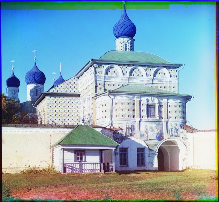 Вход в Никольскую церковь в Макарьевском монастыре
