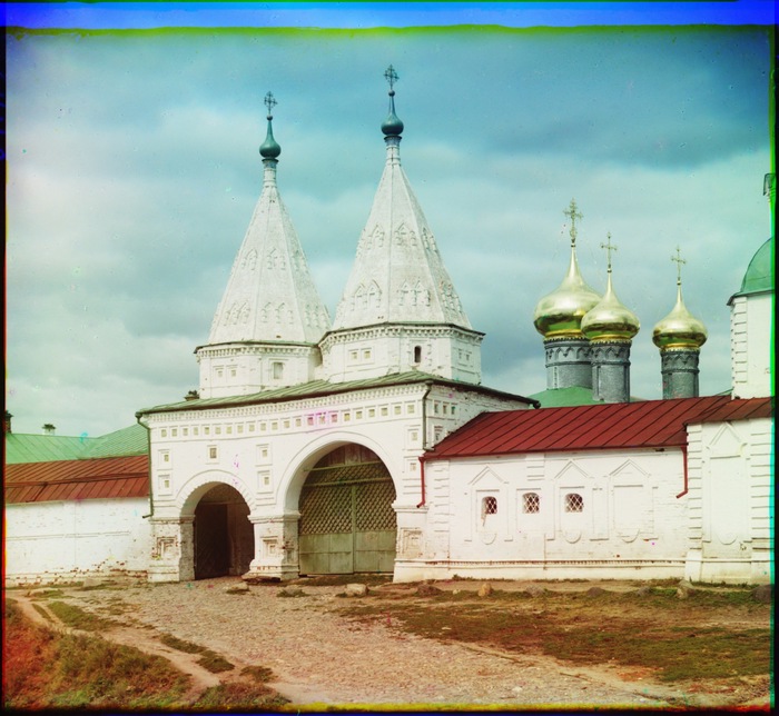 Входные врата Преподобенского Ризположенского монастыря. Суздаль