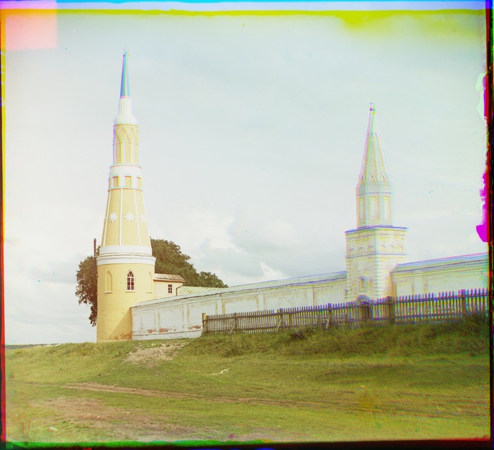 Угловая башенка в ограде Голутвинского монастыря