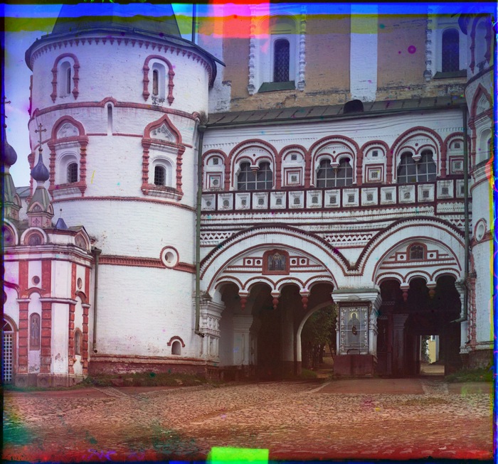 Деталь входа в Борисоглебский монастырь