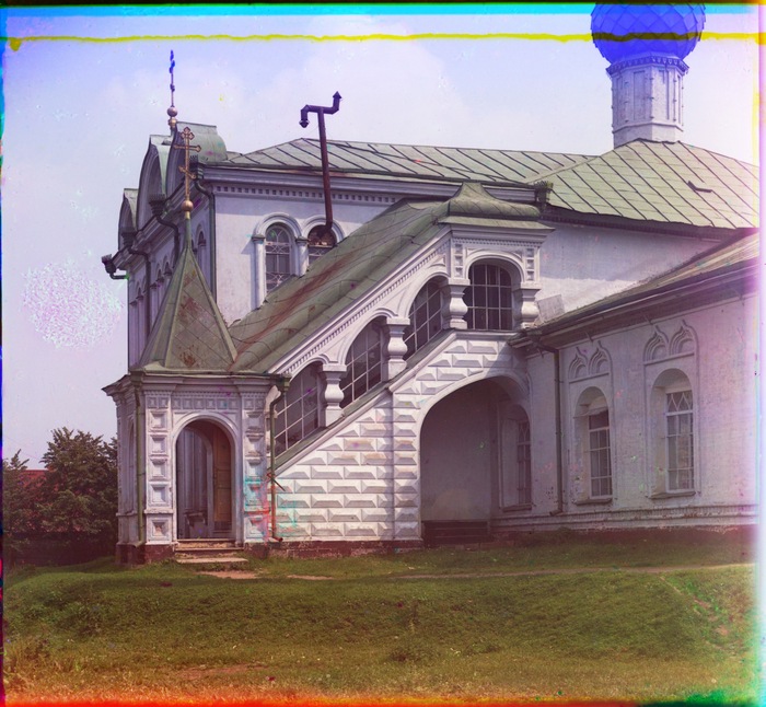 Вход в зимнюю церковь Федоровской Божьей Матери