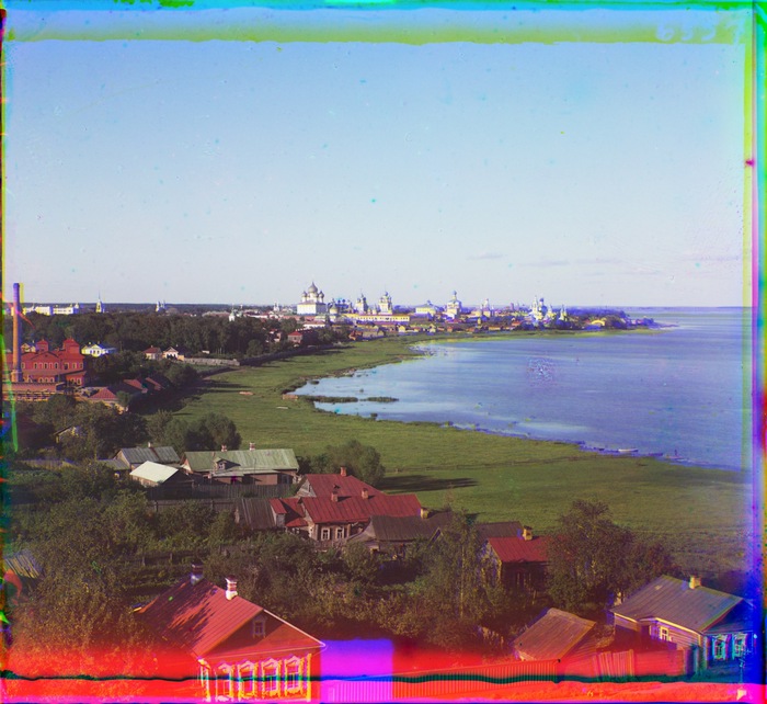 Общий вид на побережье и Кремль с колокольни Спасо-Яковлевского монастыря