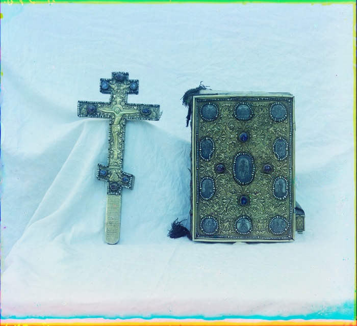 Крест и Евангелие. Дар Царя Михаила Федоровича. В ризнице Успенского собора в Кремле