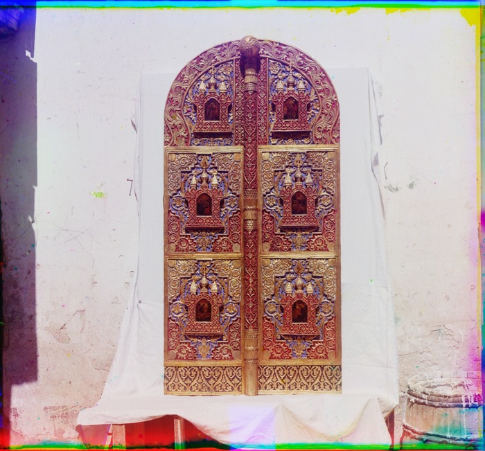 Царские врата резной по дереву работы XVII века. В Ростовском музее