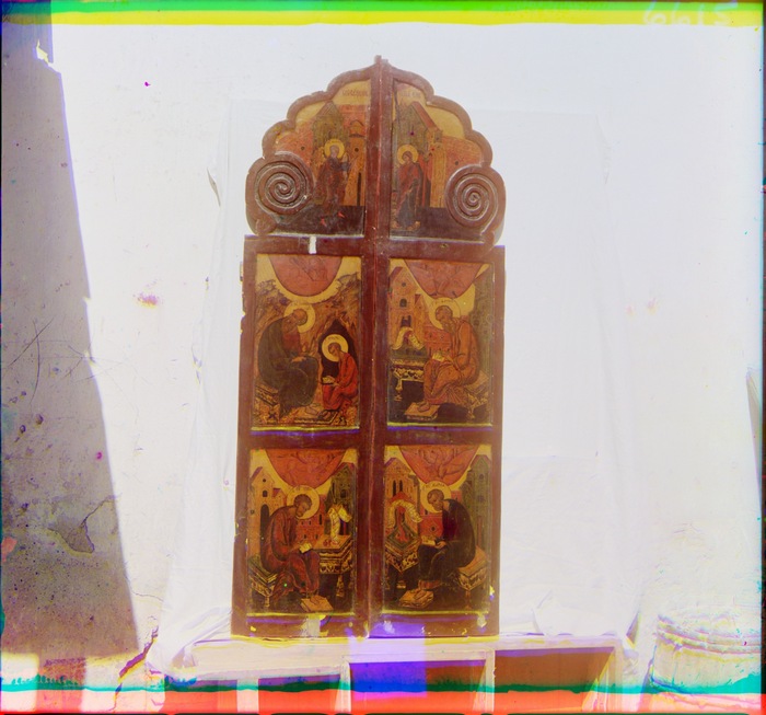 Царские врата лучшей иконописи, возникшей в конце XVI века. Муз. описи N 6802. В Ростовском музее