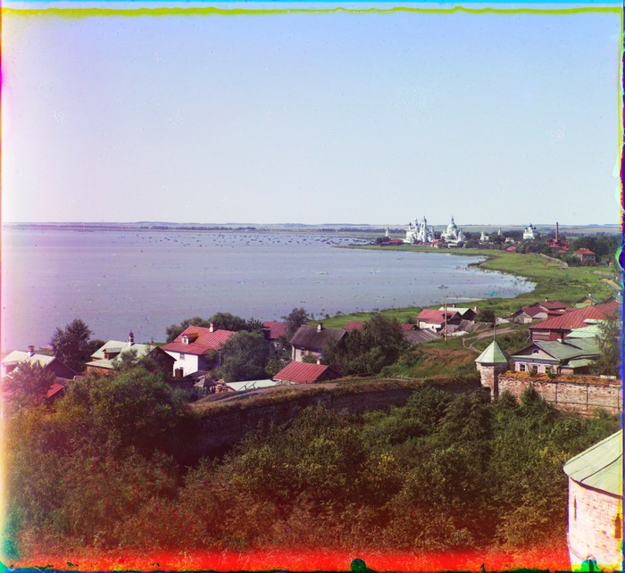Вид на Спасо-Яковлевский монастырь с вышки Ростовского музея в Кремле