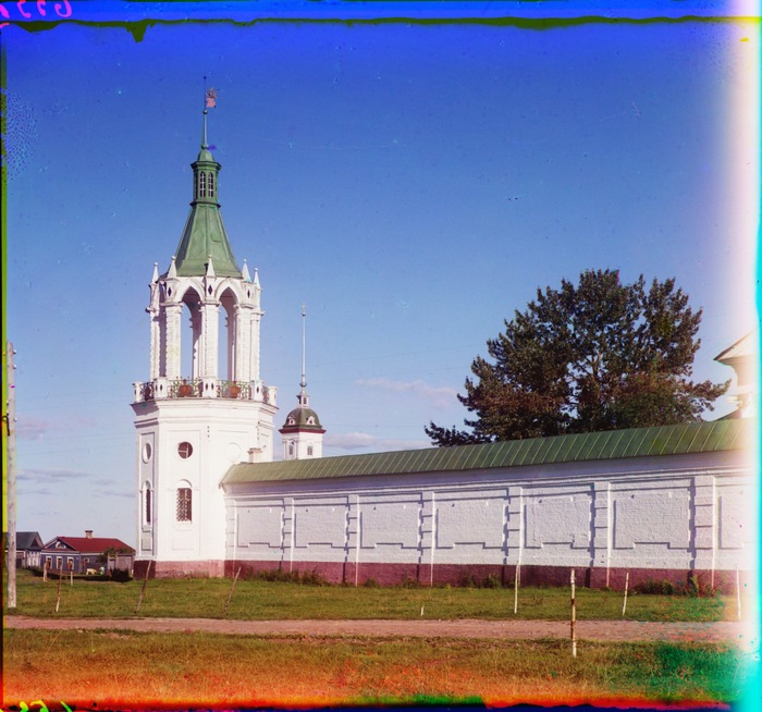 Угловая башня стены Спасо-Яковлевского монастыря