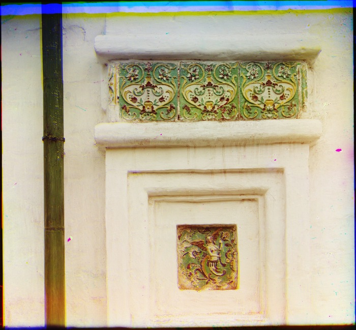 Изразцы на наружной стене собора Преподобенского монастыря