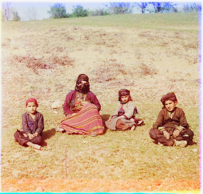 Курдская женщина с детьми