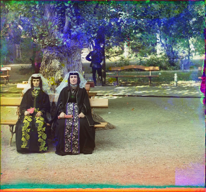 Армянки в праздничном наряде