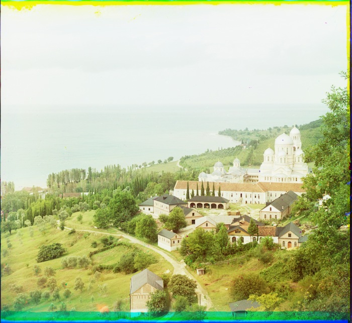 Общий вид на монастырь и побережье из келий о. Тиверия. Новый Афон