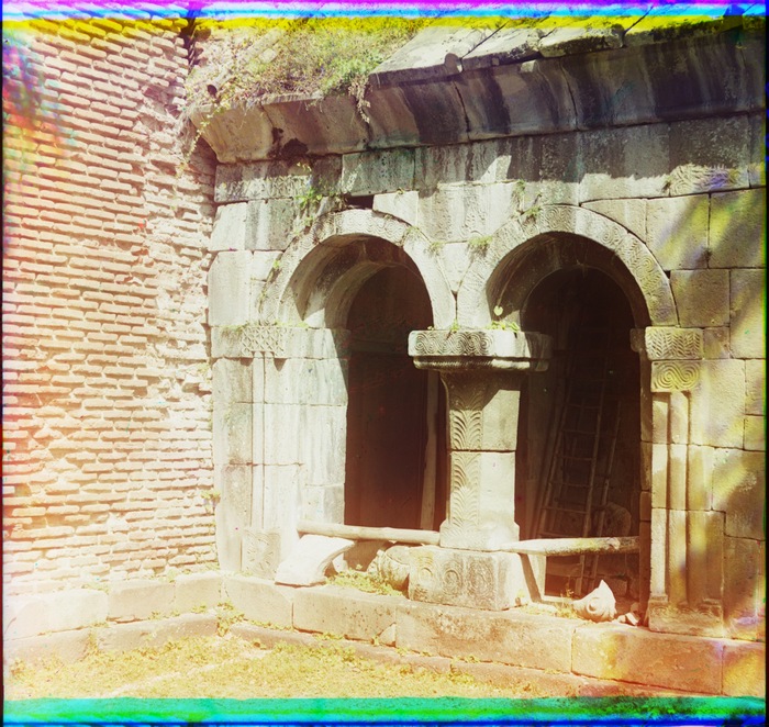 Внутри развалин Тимотис-Убанского монаст