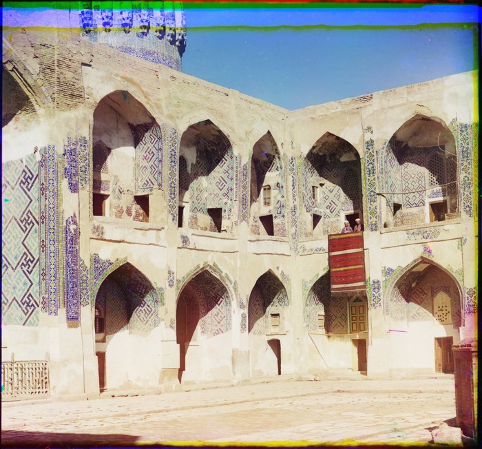 Внутри мечети Шир-Дор