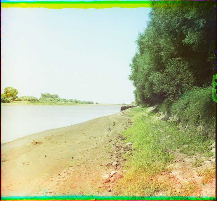 Река Кура. Граница Муганьской и Ширванской степей. Первая - слева. Правый берег - имение Корочала